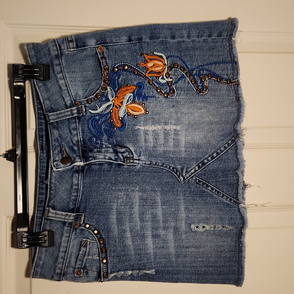 VENUS USA EMBROIDERED DISTRESSED DENIM MINI SHIRT,